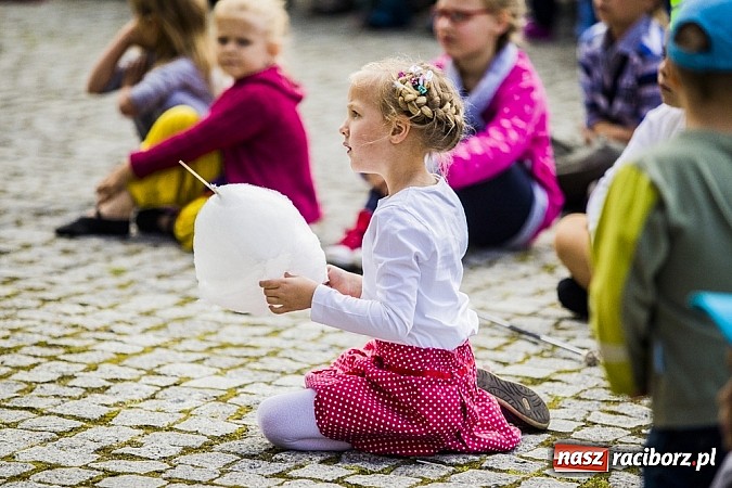 Zdjęcie w galerii na portalu naszraciborz.pl: Kolorowi tancerze wystąpili na dziedzińcu Zamku Piastowskiego wiadomości z regionu