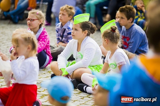 Zdjęcie w galerii na portalu naszraciborz.pl: Kolorowi tancerze wystąpili na dziedzińcu Zamku Piastowskiego wiadomości z regionu