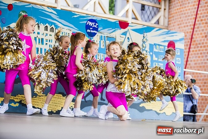 Zdjęcie w galerii na portalu naszraciborz.pl: Kolorowi tancerze wystąpili na dziedzińcu Zamku Piastowskiego wiadomości z regionu