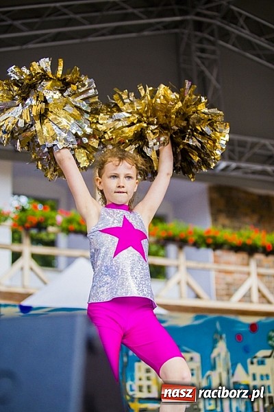 Zdjęcie w galerii na portalu naszraciborz.pl: Kolorowi tancerze wystąpili na dziedzińcu Zamku Piastowskiego wiadomości z regionu
