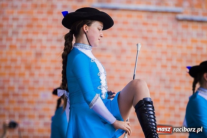 Zdjęcie w galerii na portalu naszraciborz.pl: Kolorowi tancerze wystąpili na dziedzińcu Zamku Piastowskiego wiadomości z regionu