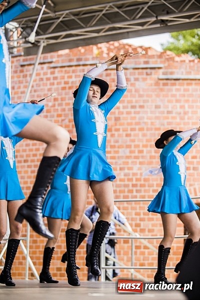 Zdjęcie w galerii na portalu naszraciborz.pl: Kolorowi tancerze wystąpili na dziedzińcu Zamku Piastowskiego wiadomości z regionu