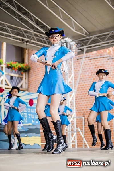 Zdjęcie w galerii na portalu naszraciborz.pl: Kolorowi tancerze wystąpili na dziedzińcu Zamku Piastowskiego wiadomości z regionu