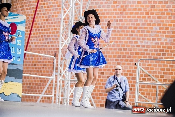 Zdjęcie w galerii na portalu naszraciborz.pl: Kolorowi tancerze wystąpili na dziedzińcu Zamku Piastowskiego wiadomości z regionu