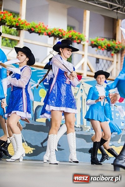 Zdjęcie w galerii na portalu naszraciborz.pl: Kolorowi tancerze wystąpili na dziedzińcu Zamku Piastowskiego wiadomości z regionu