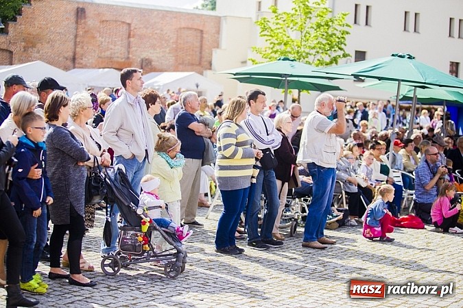 Zdjęcie w galerii na portalu naszraciborz.pl: Kolorowi tancerze wystąpili na dziedzińcu Zamku Piastowskiego wiadomości z regionu