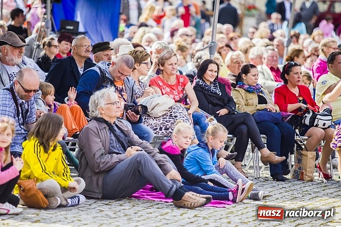 Zdjęcie w galerii na portalu naszraciborz.pl: Kolorowi tancerze wystąpili na dziedzińcu Zamku Piastowskiego wiadomości z regionu