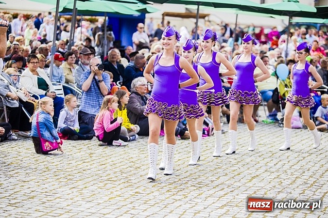 Zdjęcie w galerii na portalu naszraciborz.pl: Kolorowi tancerze wystąpili na dziedzińcu Zamku Piastowskiego wiadomości z regionu