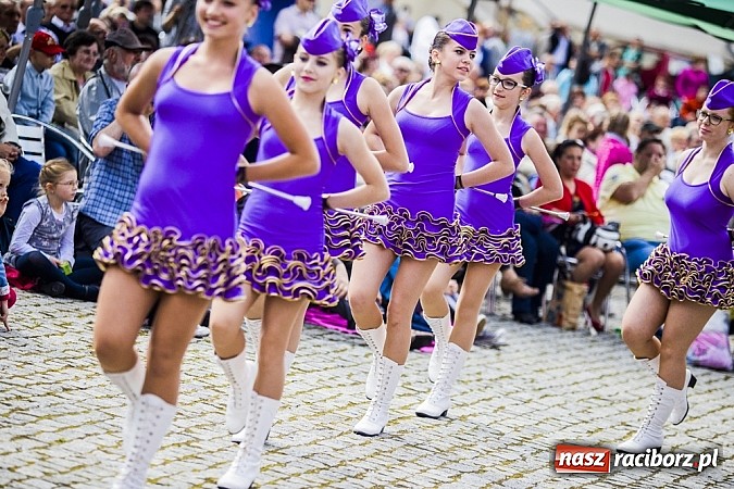 Zdjęcie w galerii na portalu naszraciborz.pl: Kolorowi tancerze wystąpili na dziedzińcu Zamku Piastowskiego wiadomości z regionu