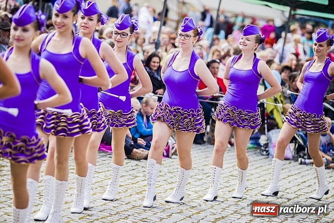 Zdjęcie w galerii na portalu naszraciborz.pl: Kolorowi tancerze wystąpili na dziedzińcu Zamku Piastowskiego wiadomości z regionu