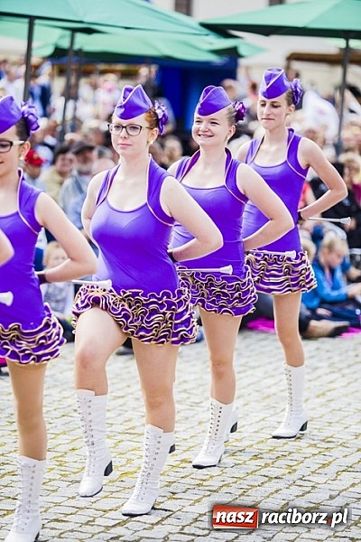 Zdjęcie w galerii na portalu naszraciborz.pl: Kolorowi tancerze wystąpili na dziedzińcu Zamku Piastowskiego wiadomości z regionu