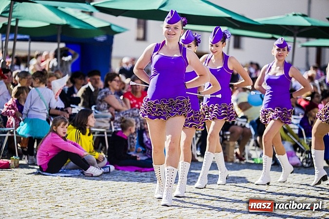 Zdjęcie w galerii na portalu naszraciborz.pl: Kolorowi tancerze wystąpili na dziedzińcu Zamku Piastowskiego wiadomości z regionu