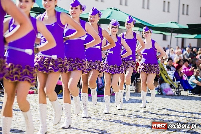 Zdjęcie w galerii na portalu naszraciborz.pl: Kolorowi tancerze wystąpili na dziedzińcu Zamku Piastowskiego wiadomości z regionu