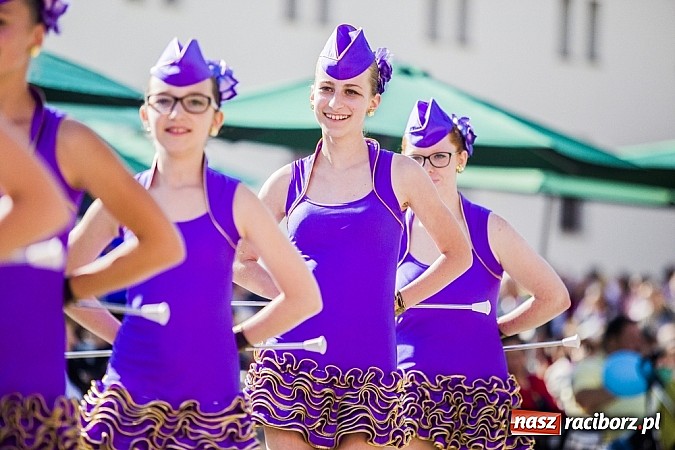 Zdjęcie w galerii na portalu naszraciborz.pl: Kolorowi tancerze wystąpili na dziedzińcu Zamku Piastowskiego wiadomości z regionu