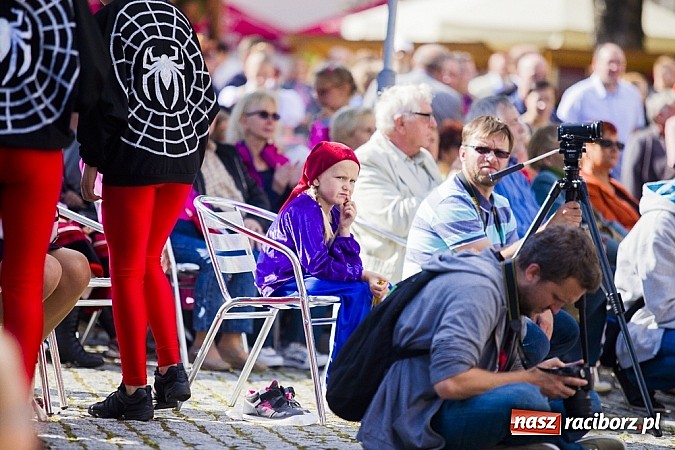 Zdjęcie w galerii na portalu naszraciborz.pl: Kolorowi tancerze wystąpili na dziedzińcu Zamku Piastowskiego wiadomości z regionu
