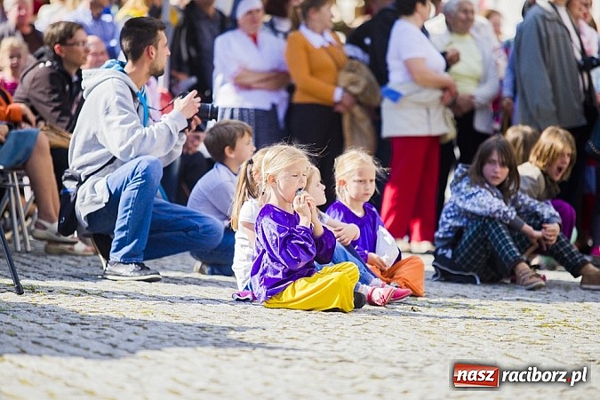 Zdjęcie w galerii na portalu naszraciborz.pl: Kolorowi tancerze wystąpili na dziedzińcu Zamku Piastowskiego wiadomości z regionu