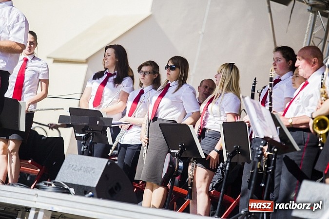 Zdjęcie w galerii na portalu naszraciborz.pl: Kolorowi tancerze wystąpili na dziedzińcu Zamku Piastowskiego wiadomości z regionu