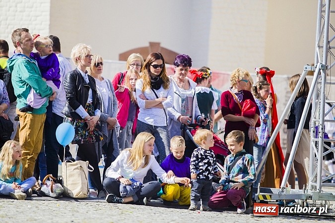 Zdjęcie w galerii na portalu naszraciborz.pl: Kolorowi tancerze wystąpili na dziedzińcu Zamku Piastowskiego wiadomości z regionu