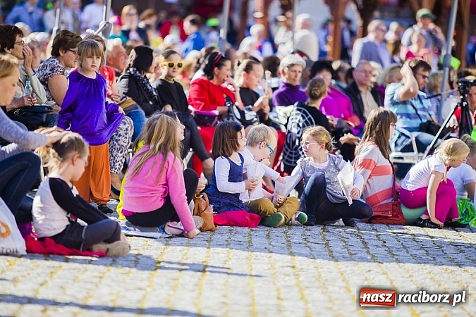 Zdjęcie w galerii na portalu naszraciborz.pl: Kolorowi tancerze wystąpili na dziedzińcu Zamku Piastowskiego wiadomości z regionu
