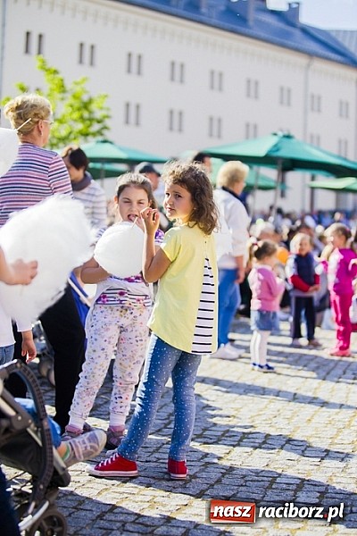 Zdjęcie w galerii na portalu naszraciborz.pl: Kolorowi tancerze wystąpili na dziedzińcu Zamku Piastowskiego wiadomości z regionu