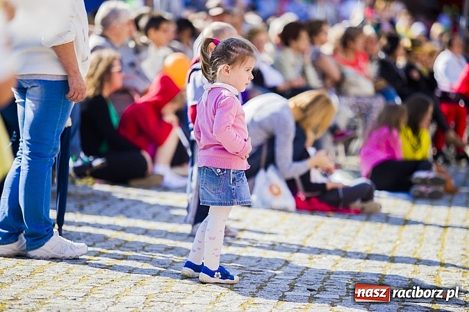Zdjęcie w galerii na portalu naszraciborz.pl: Kolorowi tancerze wystąpili na dziedzińcu Zamku Piastowskiego wiadomości z regionu