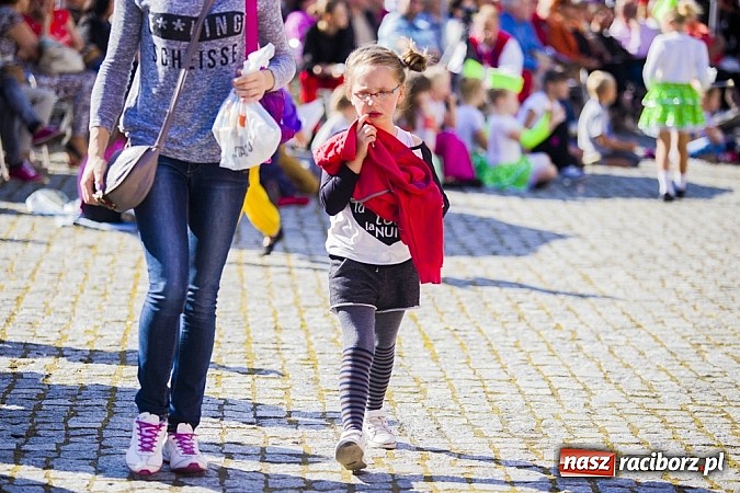 Zdjęcie w galerii na portalu naszraciborz.pl: Kolorowi tancerze wystąpili na dziedzińcu Zamku Piastowskiego wiadomości z regionu