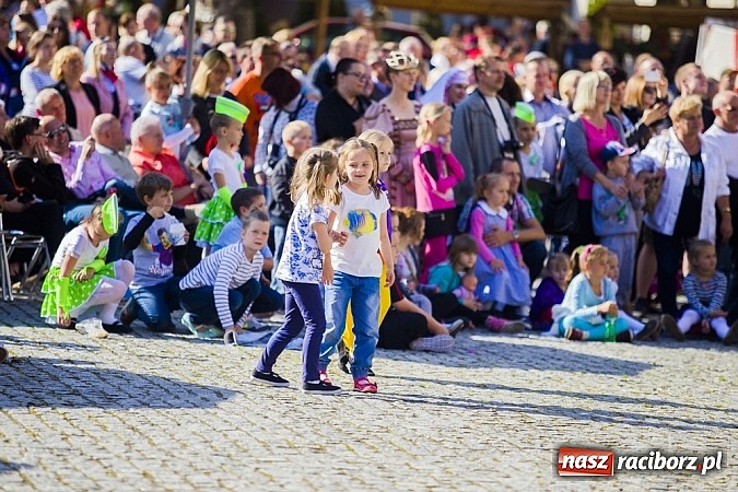 Zdjęcie w galerii na portalu naszraciborz.pl: Kolorowi tancerze wystąpili na dziedzińcu Zamku Piastowskiego wiadomości z regionu