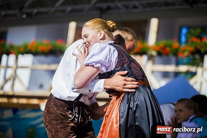 Zdjęcie w galerii na portalu naszraciborz.pl: Kolorowi tancerze wystąpili na dziedzińcu Zamku Piastowskiego wiadomości z regionu