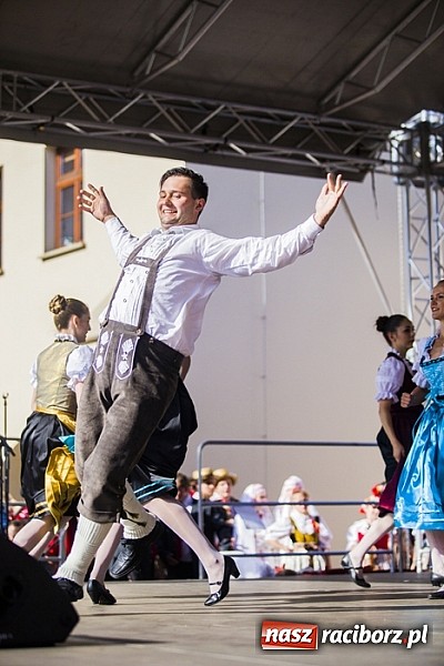 Zdjęcie w galerii na portalu naszraciborz.pl: Kolorowi tancerze wystąpili na dziedzińcu Zamku Piastowskiego wiadomości z regionu