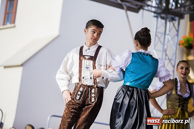 Zdjęcie w galerii na portalu naszraciborz.pl: Kolorowi tancerze wystąpili na dziedzińcu Zamku Piastowskiego wiadomości z regionu