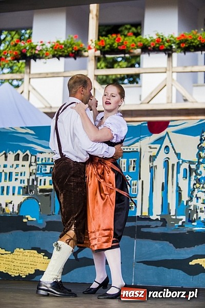 Zdjęcie w galerii na portalu naszraciborz.pl: Kolorowi tancerze wystąpili na dziedzińcu Zamku Piastowskiego wiadomości z regionu