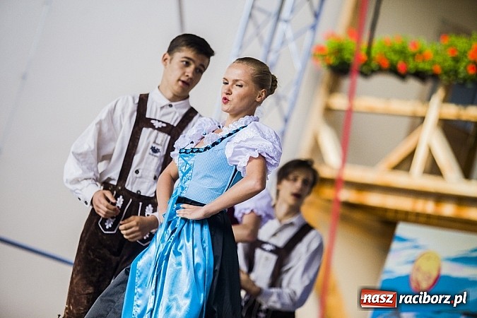 Zdjęcie w galerii na portalu naszraciborz.pl: Kolorowi tancerze wystąpili na dziedzińcu Zamku Piastowskiego wiadomości z regionu