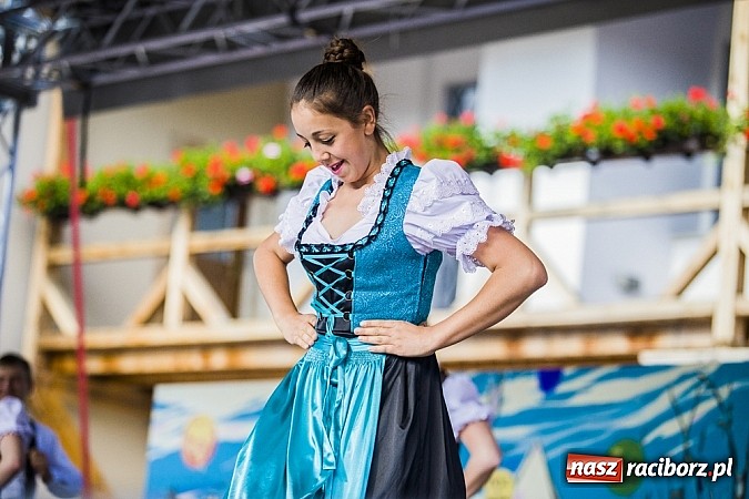 Zdjęcie w galerii na portalu naszraciborz.pl: Kolorowi tancerze wystąpili na dziedzińcu Zamku Piastowskiego wiadomości z regionu