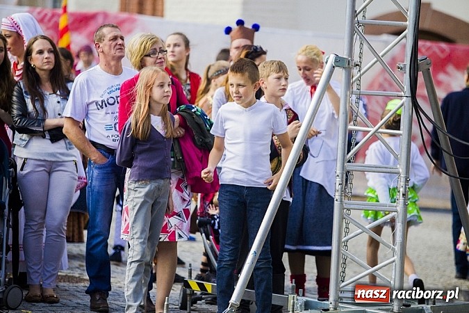 Zdjęcie w galerii na portalu naszraciborz.pl: Kolorowi tancerze wystąpili na dziedzińcu Zamku Piastowskiego wiadomości z regionu
