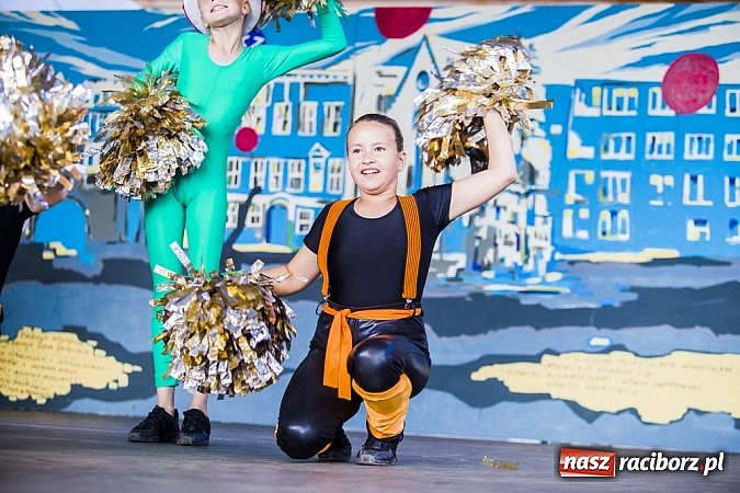 Zdjęcie w galerii na portalu naszraciborz.pl: Kolorowi tancerze wystąpili na dziedzińcu Zamku Piastowskiego wiadomości z regionu
