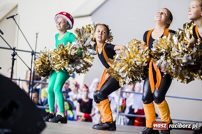 Zdjęcie w galerii na portalu naszraciborz.pl: Kolorowi tancerze wystąpili na dziedzińcu Zamku Piastowskiego wiadomości z regionu