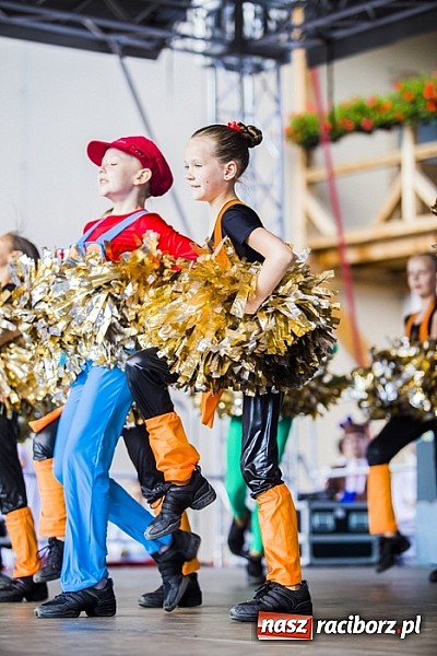 Zdjęcie w galerii na portalu naszraciborz.pl: Kolorowi tancerze wystąpili na dziedzińcu Zamku Piastowskiego wiadomości z regionu