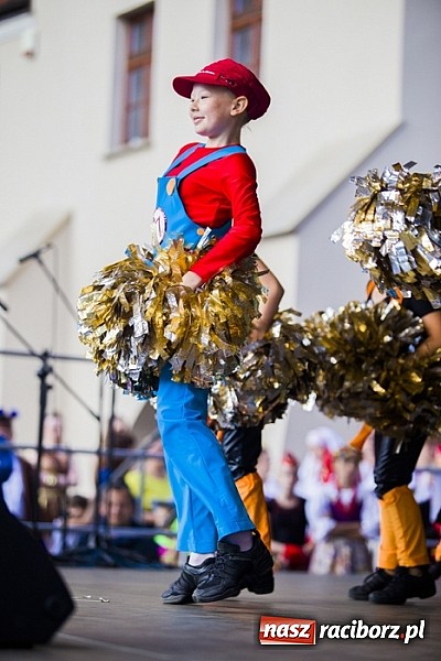 Zdjęcie w galerii na portalu naszraciborz.pl: Kolorowi tancerze wystąpili na dziedzińcu Zamku Piastowskiego wiadomości z regionu