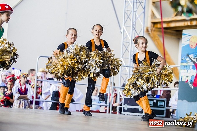 Zdjęcie w galerii na portalu naszraciborz.pl: Kolorowi tancerze wystąpili na dziedzińcu Zamku Piastowskiego wiadomości z regionu
