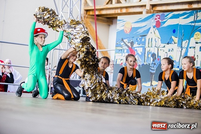 Zdjęcie w galerii na portalu naszraciborz.pl: Kolorowi tancerze wystąpili na dziedzińcu Zamku Piastowskiego wiadomości z regionu