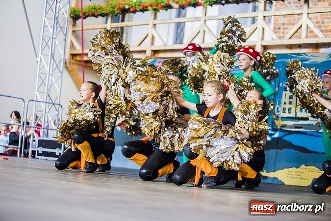Zdjęcie w galerii na portalu naszraciborz.pl: Kolorowi tancerze wystąpili na dziedzińcu Zamku Piastowskiego wiadomości z regionu