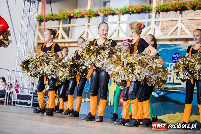 Zdjęcie w galerii na portalu naszraciborz.pl: Kolorowi tancerze wystąpili na dziedzińcu Zamku Piastowskiego wiadomości z regionu