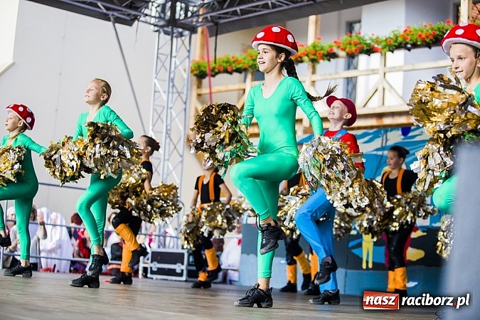 Zdjęcie w galerii na portalu naszraciborz.pl: Kolorowi tancerze wystąpili na dziedzińcu Zamku Piastowskiego wiadomości z regionu
