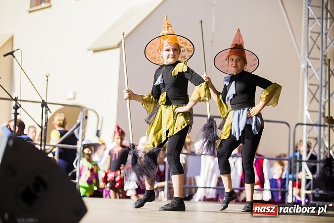 Zdjęcie w galerii na portalu naszraciborz.pl: Kolorowi tancerze wystąpili na dziedzińcu Zamku Piastowskiego wiadomości z regionu