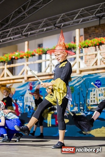 Zdjęcie w galerii na portalu naszraciborz.pl: Kolorowi tancerze wystąpili na dziedzińcu Zamku Piastowskiego wiadomości z regionu