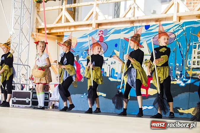 Zdjęcie w galerii na portalu naszraciborz.pl: Kolorowi tancerze wystąpili na dziedzińcu Zamku Piastowskiego wiadomości z regionu