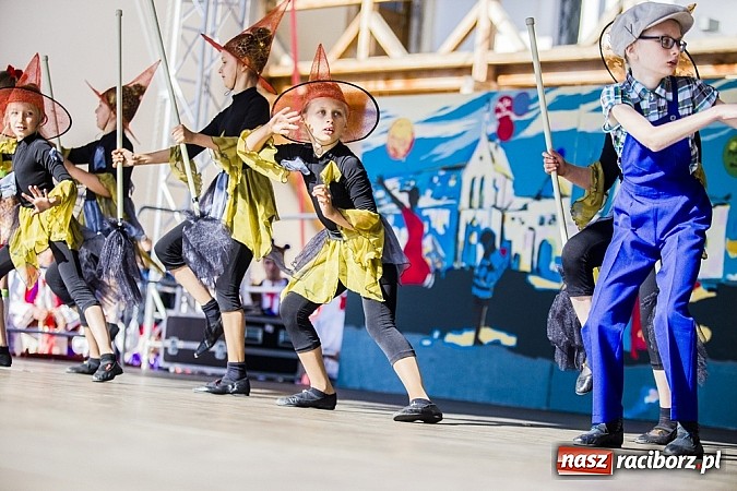 Zdjęcie w galerii na portalu naszraciborz.pl: Kolorowi tancerze wystąpili na dziedzińcu Zamku Piastowskiego wiadomości z regionu