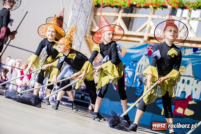Zdjęcie w galerii na portalu naszraciborz.pl: Kolorowi tancerze wystąpili na dziedzińcu Zamku Piastowskiego wiadomości z regionu