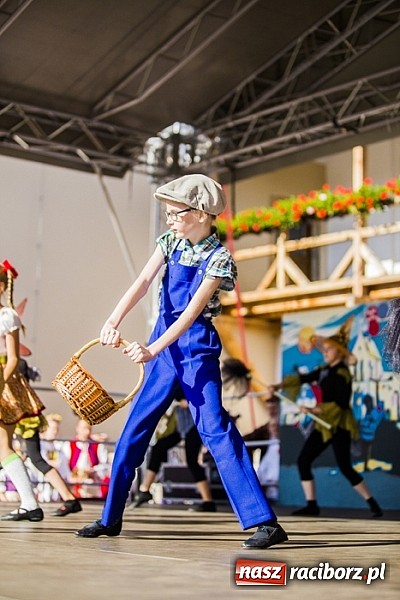 Zdjęcie w galerii na portalu naszraciborz.pl: Kolorowi tancerze wystąpili na dziedzińcu Zamku Piastowskiego wiadomości z regionu