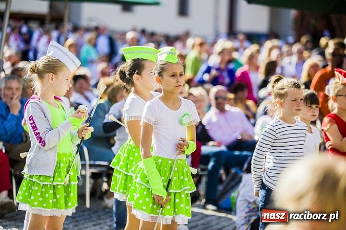 Zdjęcie w galerii na portalu naszraciborz.pl: Kolorowi tancerze wystąpili na dziedzińcu Zamku Piastowskiego wiadomości z regionu